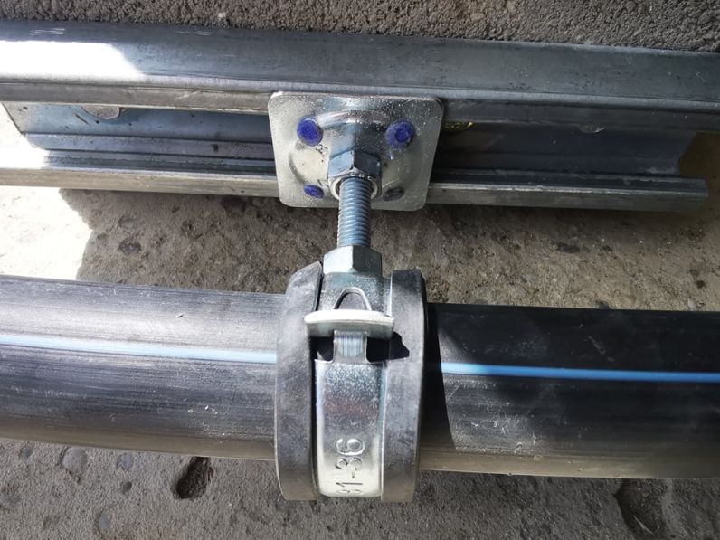 Instalación de espárrago deslizante EPS para perfil Strut en soporte de tuberías
