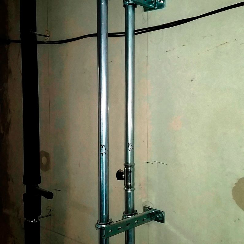 Aplicación del perfil metálico 27x18 en instalaciones verticales de fontanería o electricidad