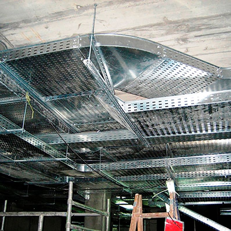 Aplicación del perfil 35x15 en montaje de bandejas perforadas para sistemas de cableado