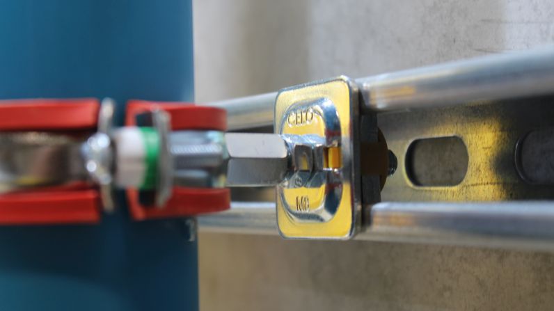 Instalación de espárrago deslizante EPS para perfil Strut en soporte de tuberías