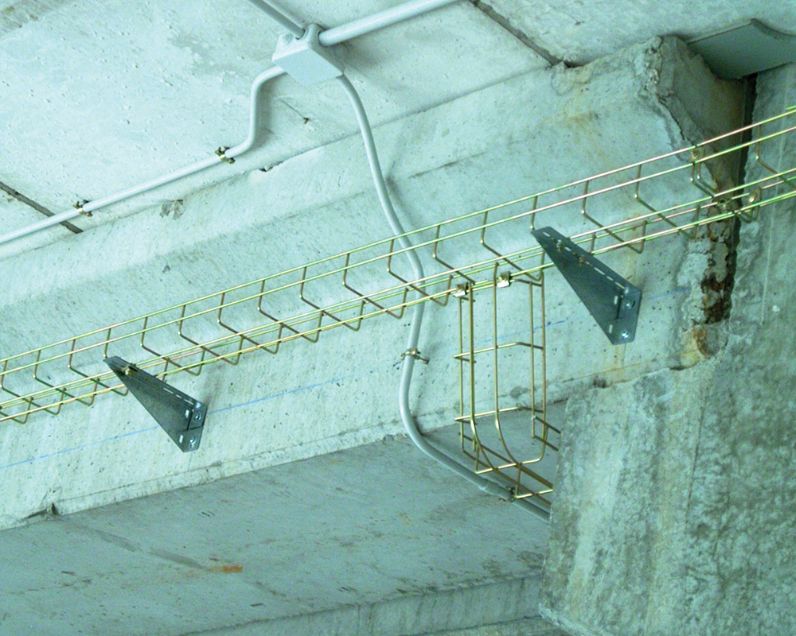 Instalación de escuadra para Strut ESC 2-2S en soporte de bandeja portacables