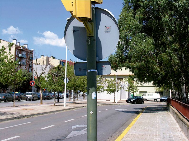 Aplicación de Brida flejinox FJX en fijación de señal a poste metálico