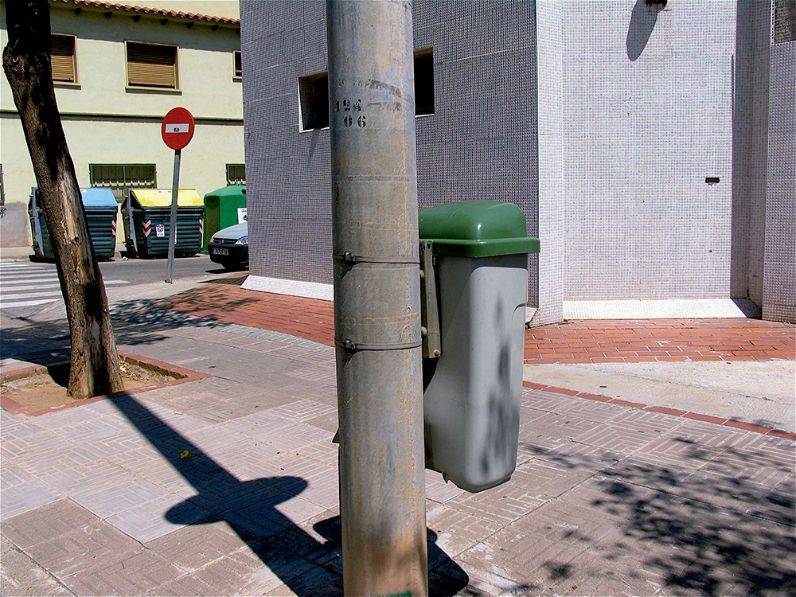 Aplicación de Brida flejinox FJX en fijación de contenedor a poste