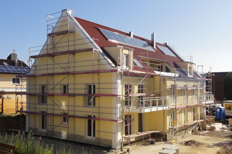 Andamios anclados a fachada para obra de construcción