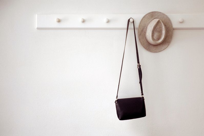 Perchero fijado en pared hueca con taco de nylon HR