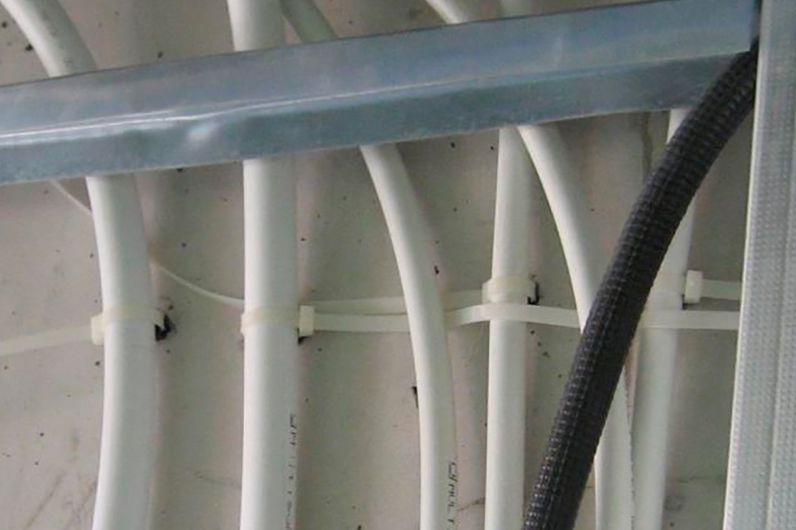 Aplicación del taco brida rápido IFB/IFS para organizar tubos eléctricos