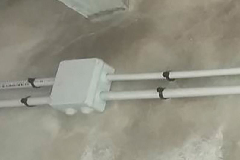 Aplicación del taco brida rápido IFB/IFS para fijar tubos a pared