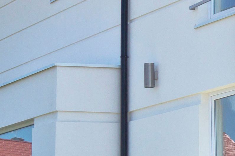 Imagen de aplicación del taco de aislamiento IPL: lámpara en la fachada aislada