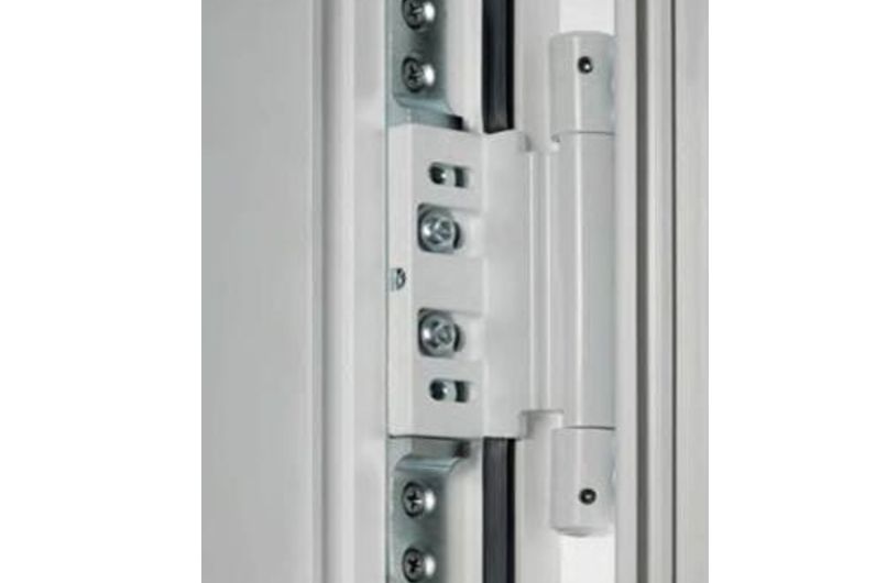 Aplicación de tornillo para PVC en bisagra de puerta