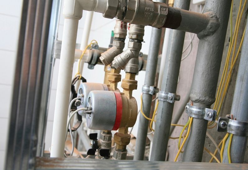Aplicación de abrazadera metálica M8 REL para montaje de tuberías en sistemas industriales