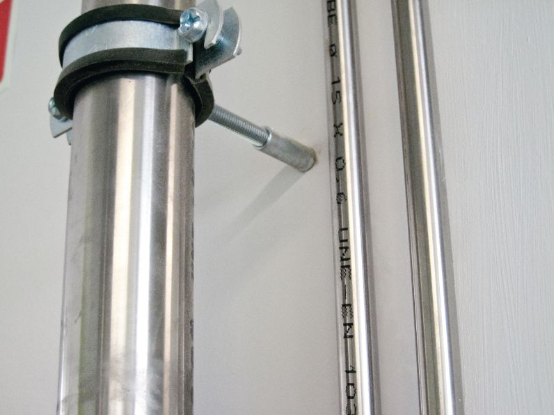 Aplicación de abrazadera isofónica M8/M10 RI para fijación segura y aislante de tuberías metálicas