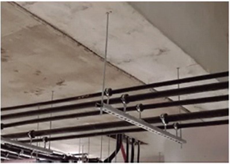 Cómo fijar tuberías al techo con abrazaderas metálicas rápidas M8/M10 y perfiles perforados para instalaciones seguras