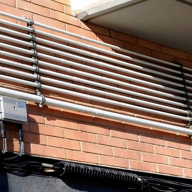 Instalación de tubos con soporte isofónico SMI en pared exterior