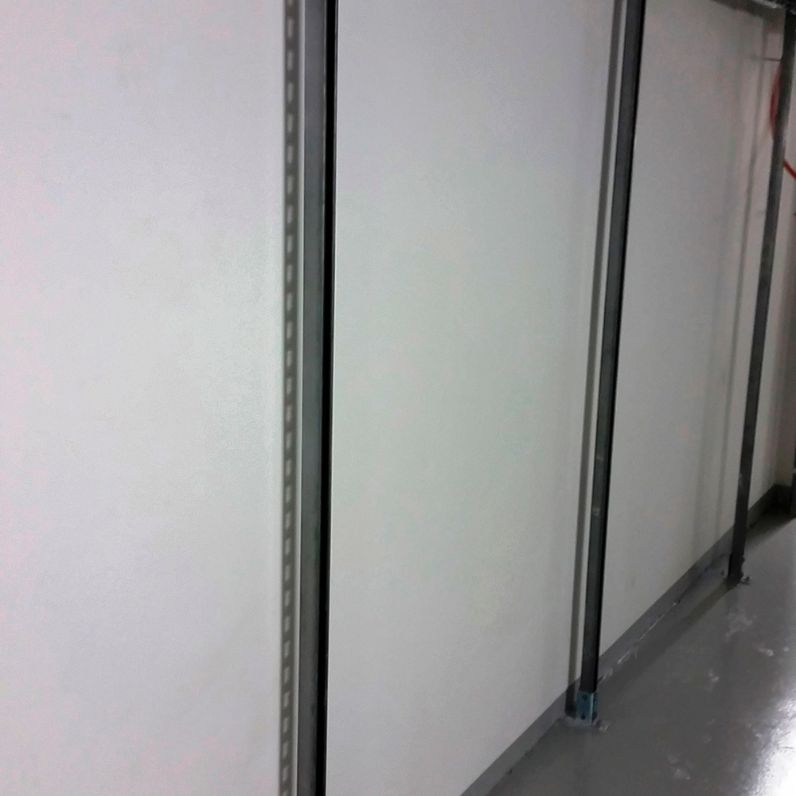 Instalación de soporte mural SV para perfiles verticales en pared