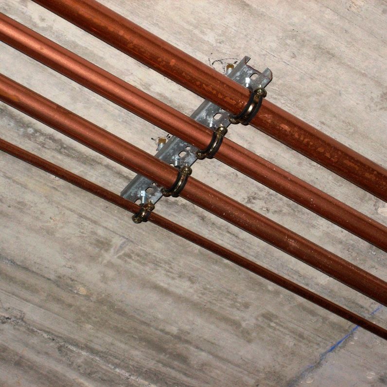 Aplicación del perfil PTP en instalaciones de fontanería para fijación de tuberías en techo de hormigón