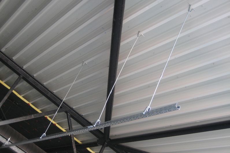 Instalación de bandeja suspendida con soporte trapezoidal TPZF en estructura metálica