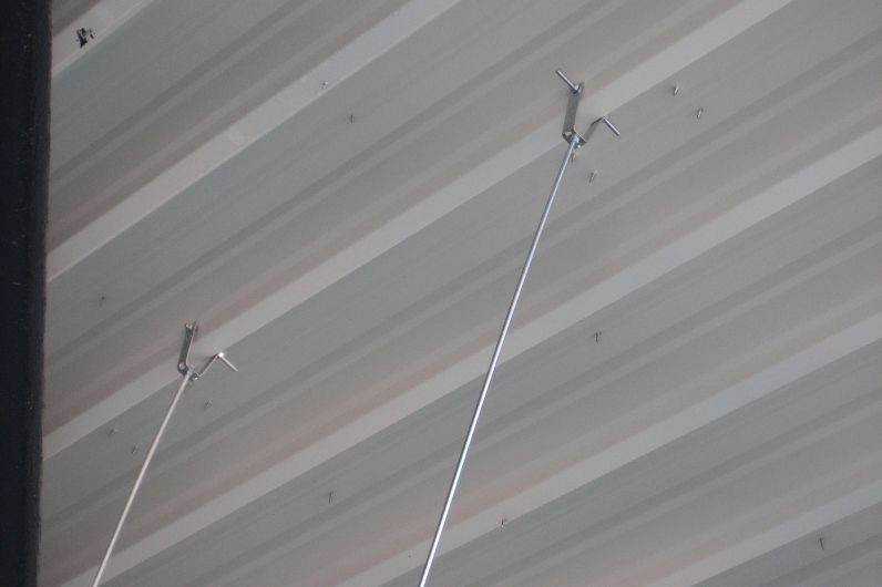 Instalación del soporte trapezoidal TPZF en cubierta metálica para suspensión de sistemas
