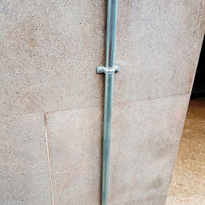 Aplicación de Grapa metálica U en instalación de tubo