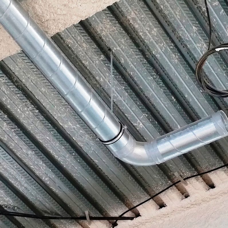 Instalación de conductos de ventilación con abrazadera M8 y cable de suspensión en techos industriales