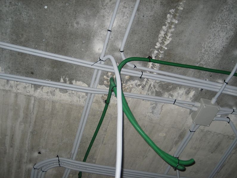Aplicación de base atornillable con brida para instalación eléctrica