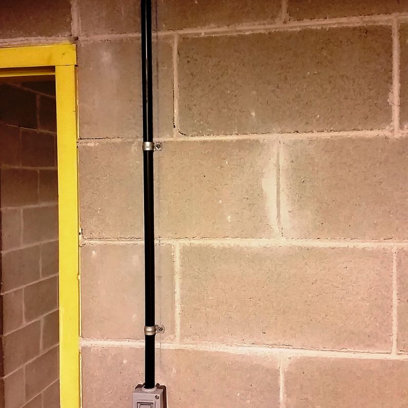 Imagen de aplicación del soporte MC de un solo agujero tipo F utilizado para instalar una tubería