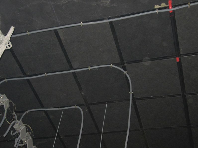 Aplicación de abrazadera metálica M6 L en instalación de conducciones en techo