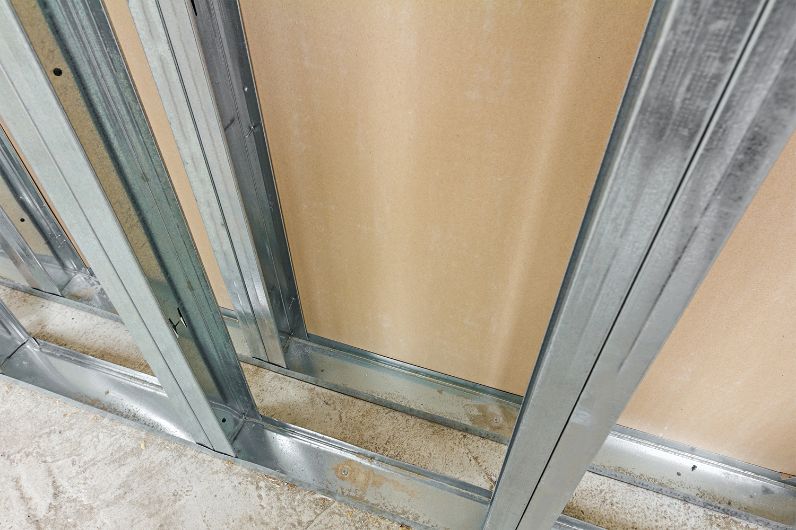 Estructura metálica para instalación en pared con taco de golpe avellanado