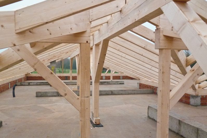 Estructura de tejado ensamblada con tornillos para madera