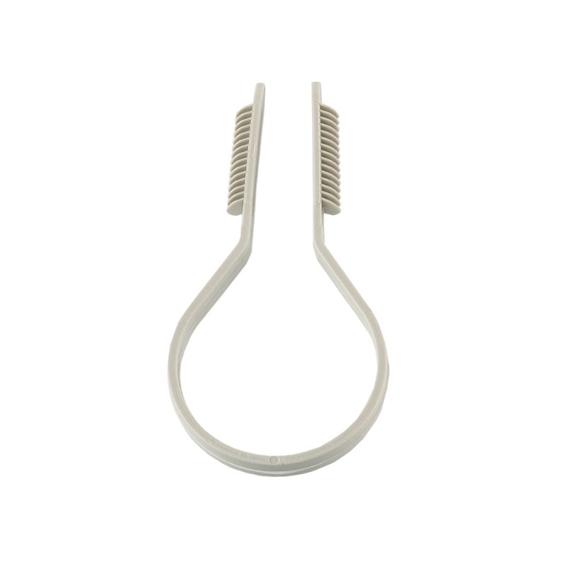 Clip plástico para sujetar cables y tubos en instalaciones eléctricas