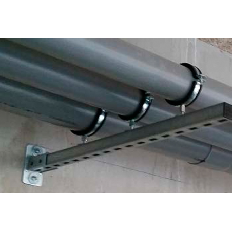 Imagen de aplicación del tornillo para hormigón BTS6: el tornillo para hormigón sujeta una barra de perfil con tubos.