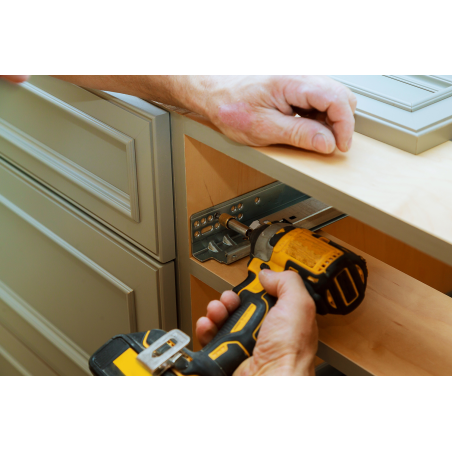 Instalación de guías metálicas en muebles con tornillos