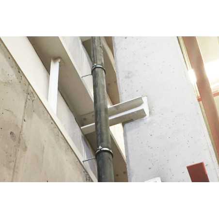 Fijación de tubería con tornillo BTS-6 Ø6 y manguito en pared de hormigón