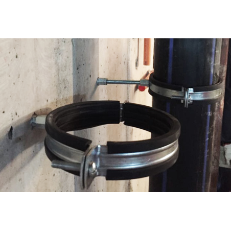 Fijación de tubería con abrazaderas y tornillo BTS-6 Ø6 en hormigón