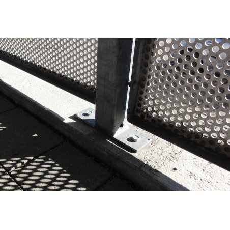 Estructura metálica fijada a base de hormigón con tornillos BTS-6 B de cabeza hexagonal