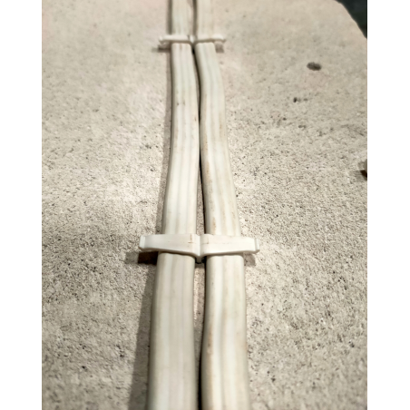 Fijación de cables planos con clips plásticos para organización segura