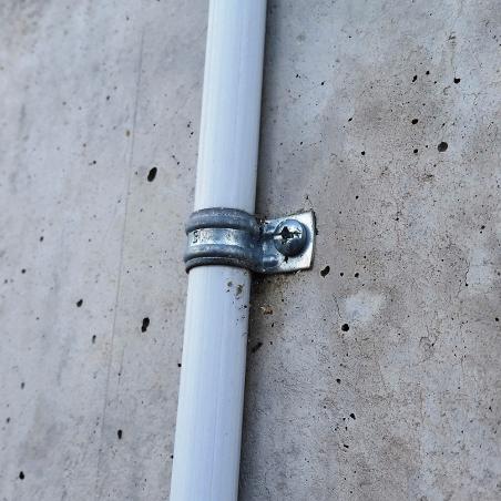 Imagen de aplicación del soporte MC de un solo agujero tipo F utilizado para instalar una tubería