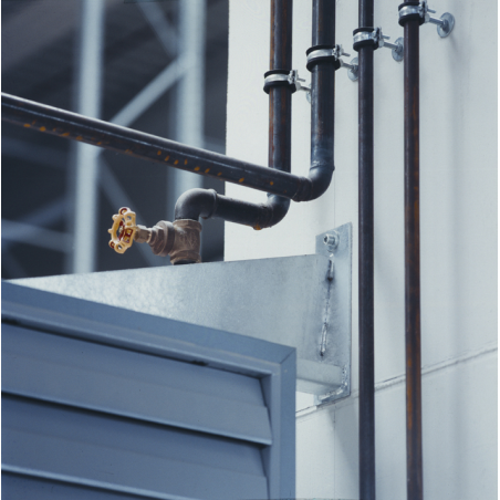 Aplicación de abrazaderas isofónicas M8/M10 RI para fijación segura y aislante de tuberías