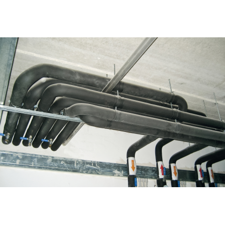 Aplicación del taco hembra SA Plus para suspensión de tuberías en techo