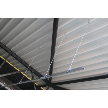 Instalación de bandeja suspendida con soporte trapezoidal TPZF en estructura metálica