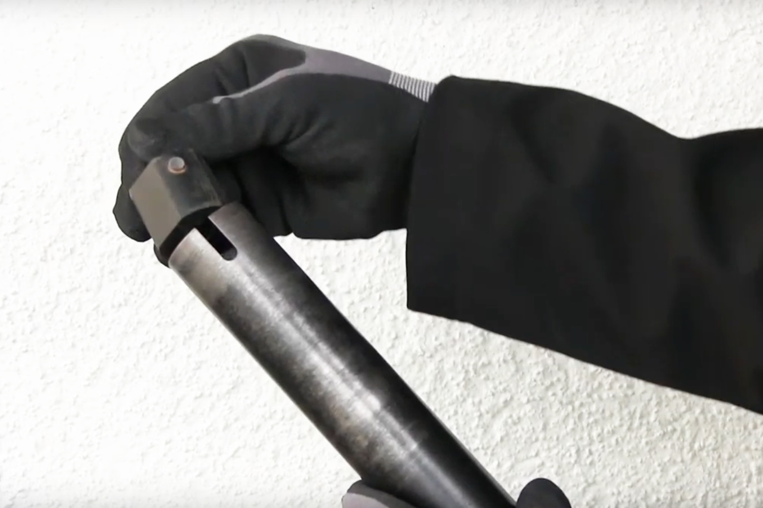 Imagen de aplicación de la corona perforadora para ladrillos huecos BST para el sistema de montaje a distancia ResiTHERM: El accesorio de ayuda para perforar ABH se coloca sobre la corona perforadora