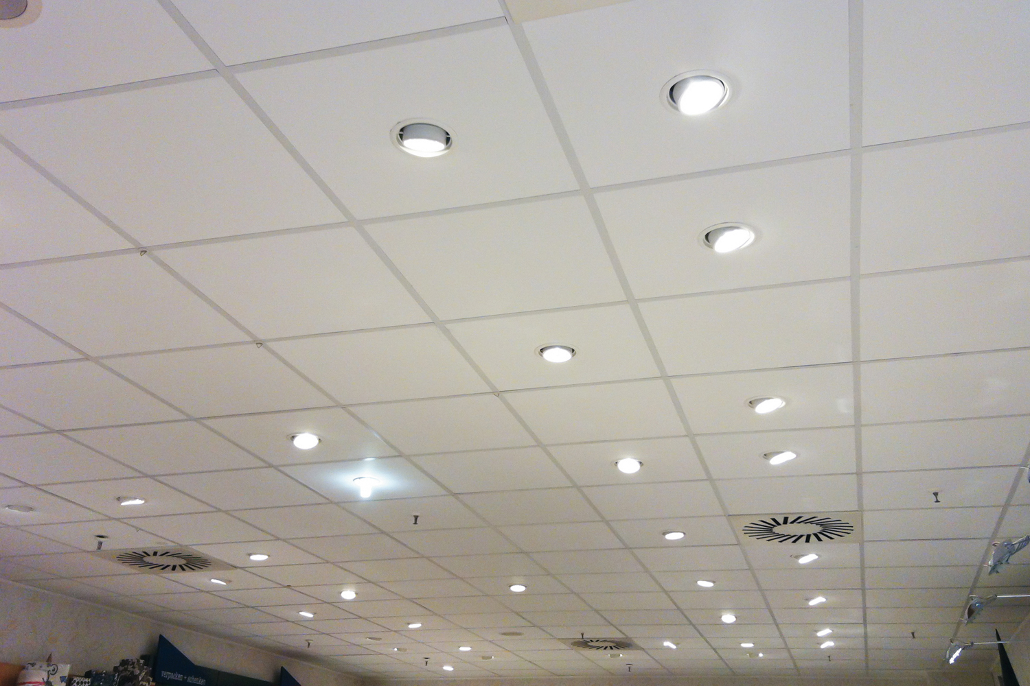 Aplicación del taco clavo expansor para techo MDA en falso techo con luminarias empotradas