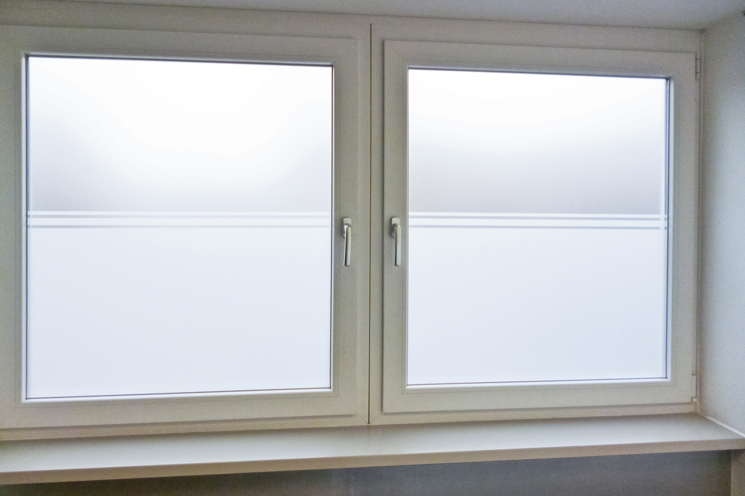 Aplicación del tornillo fijación marcos FBS en instalación de ventana de PVC