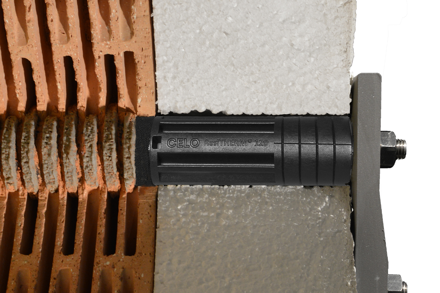 Imagen de aplicación del sistema de montaje a distancia ResiTHERM: corte de fachada que muestra el producto, el aislamiento y el ladrillo perforado desde el lateral