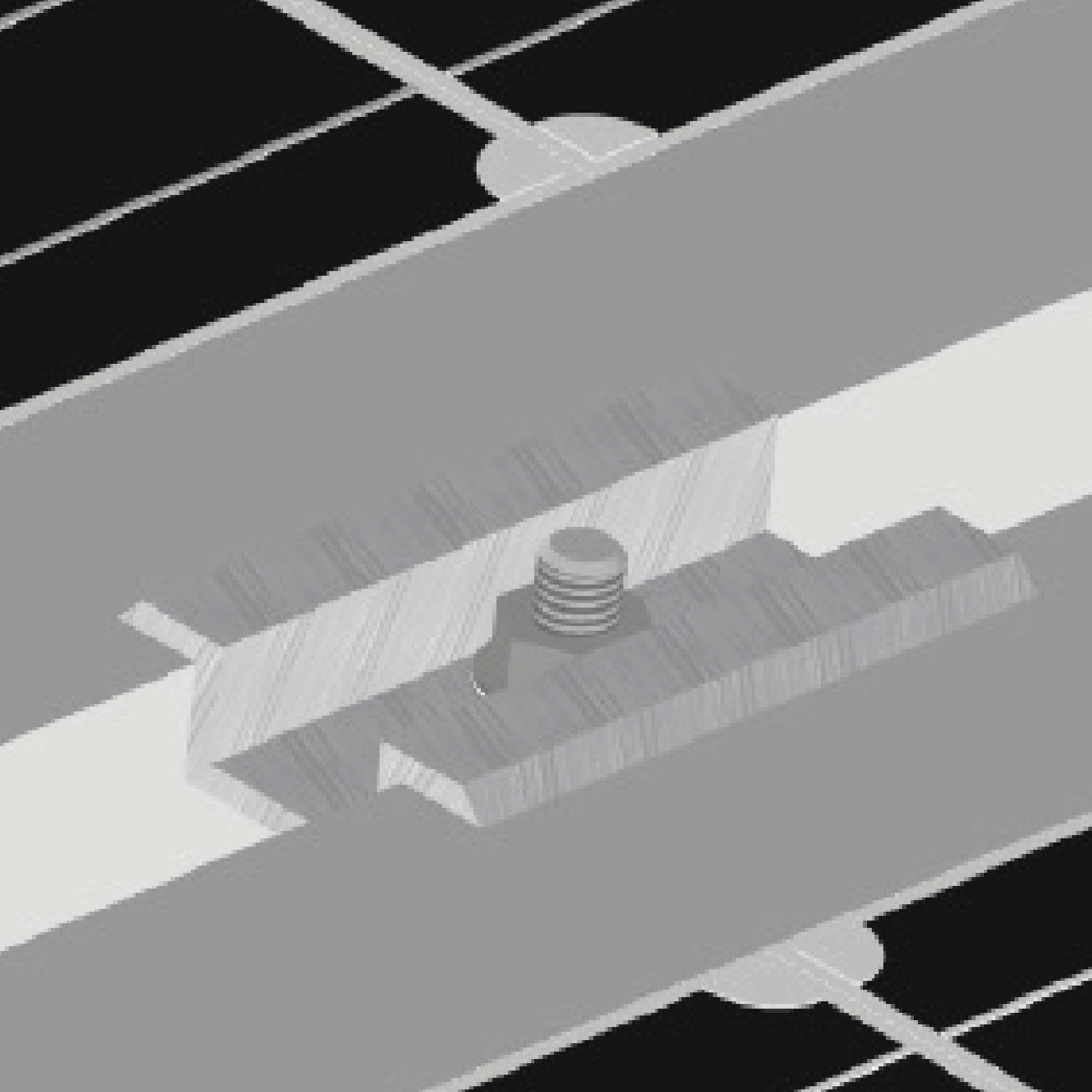 Aplicación de la grapa intermedia para panel solar en estructura de montaje solar