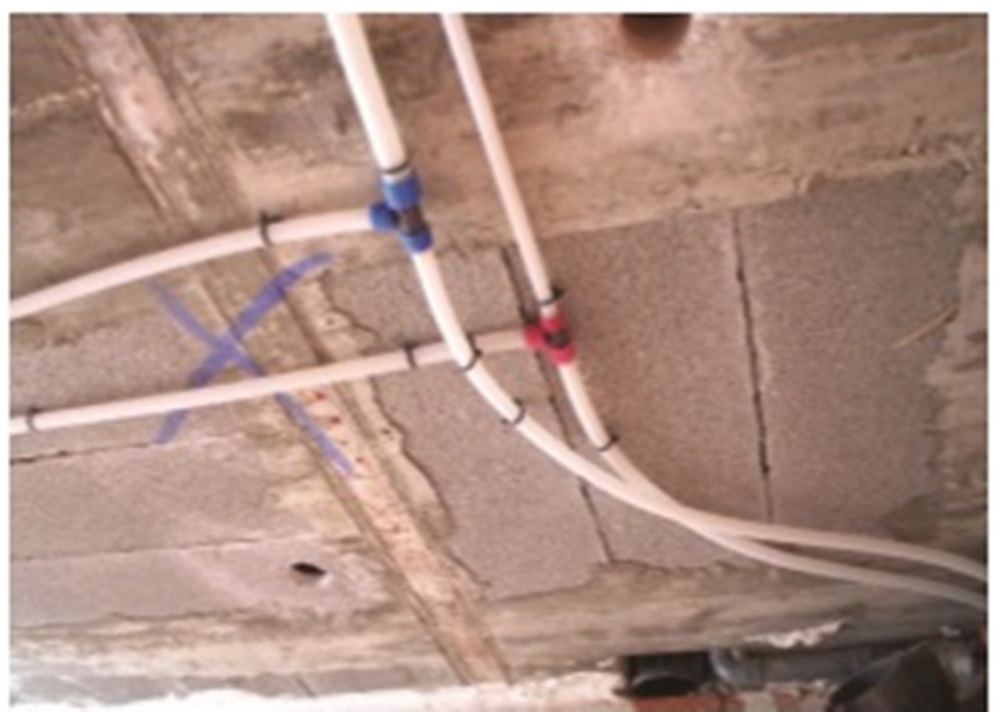 Instalación de tubos con bridas plásticas Tacobrid TB en techo