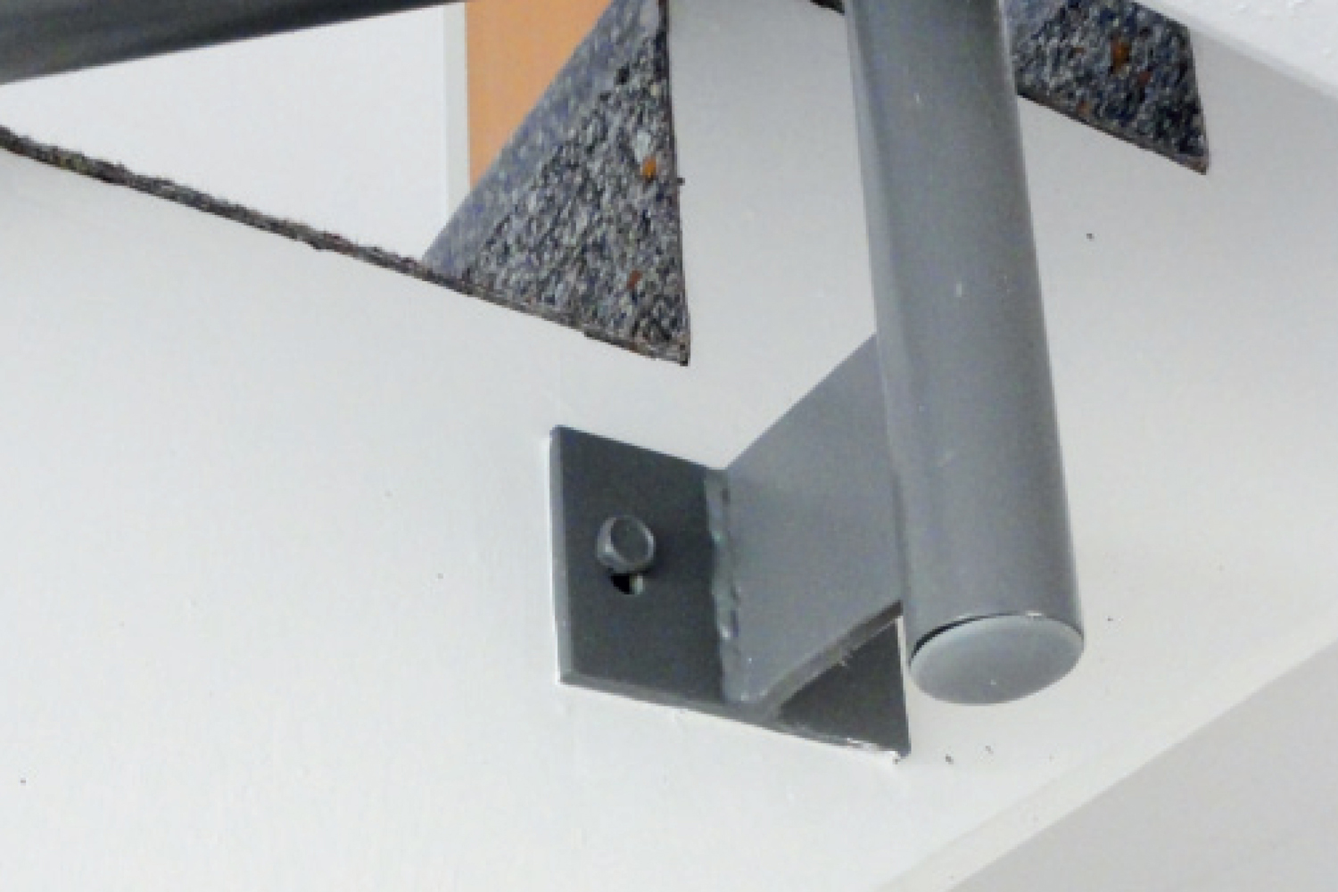 Aplicación anclaje tornillo hormigón BTS B fijación de soporte metálico en superficie de hormigón