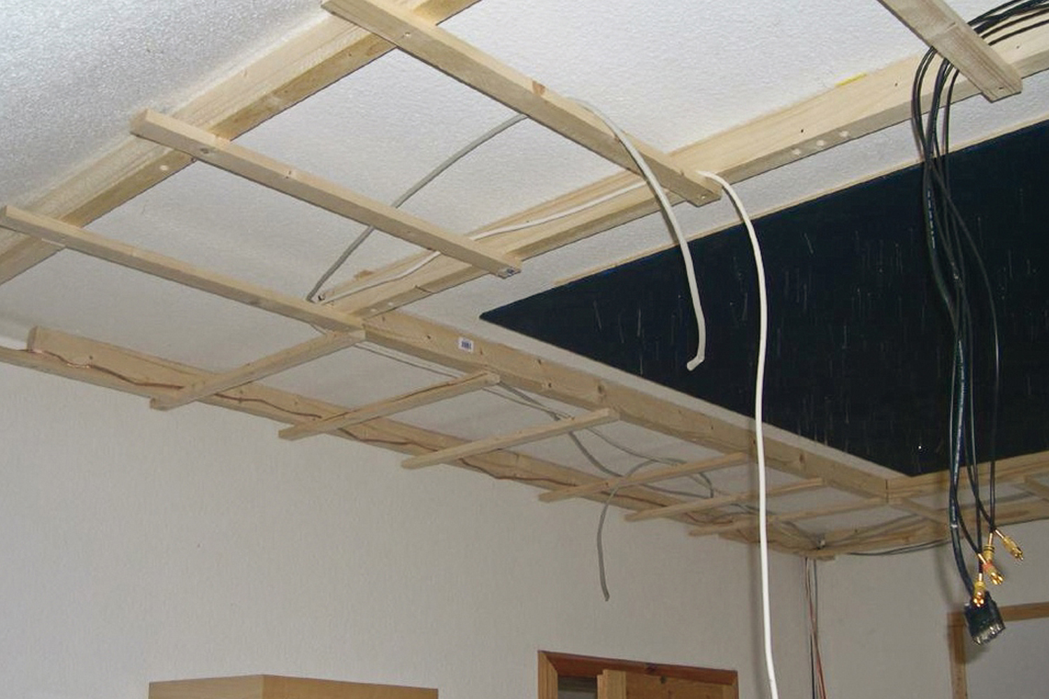 Montaje de estructura de madera en techo para instalación de falso techo