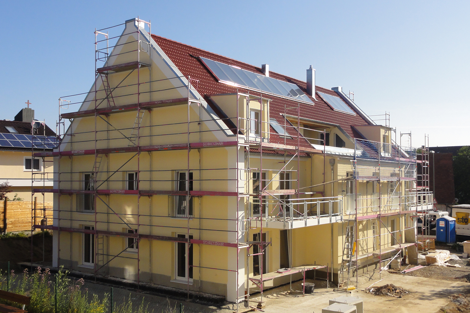Andamios anclados a fachada para obra de construcción