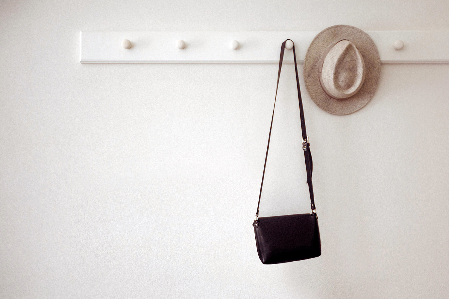 Perchero fijado en pared hueca con taco de nylon HR