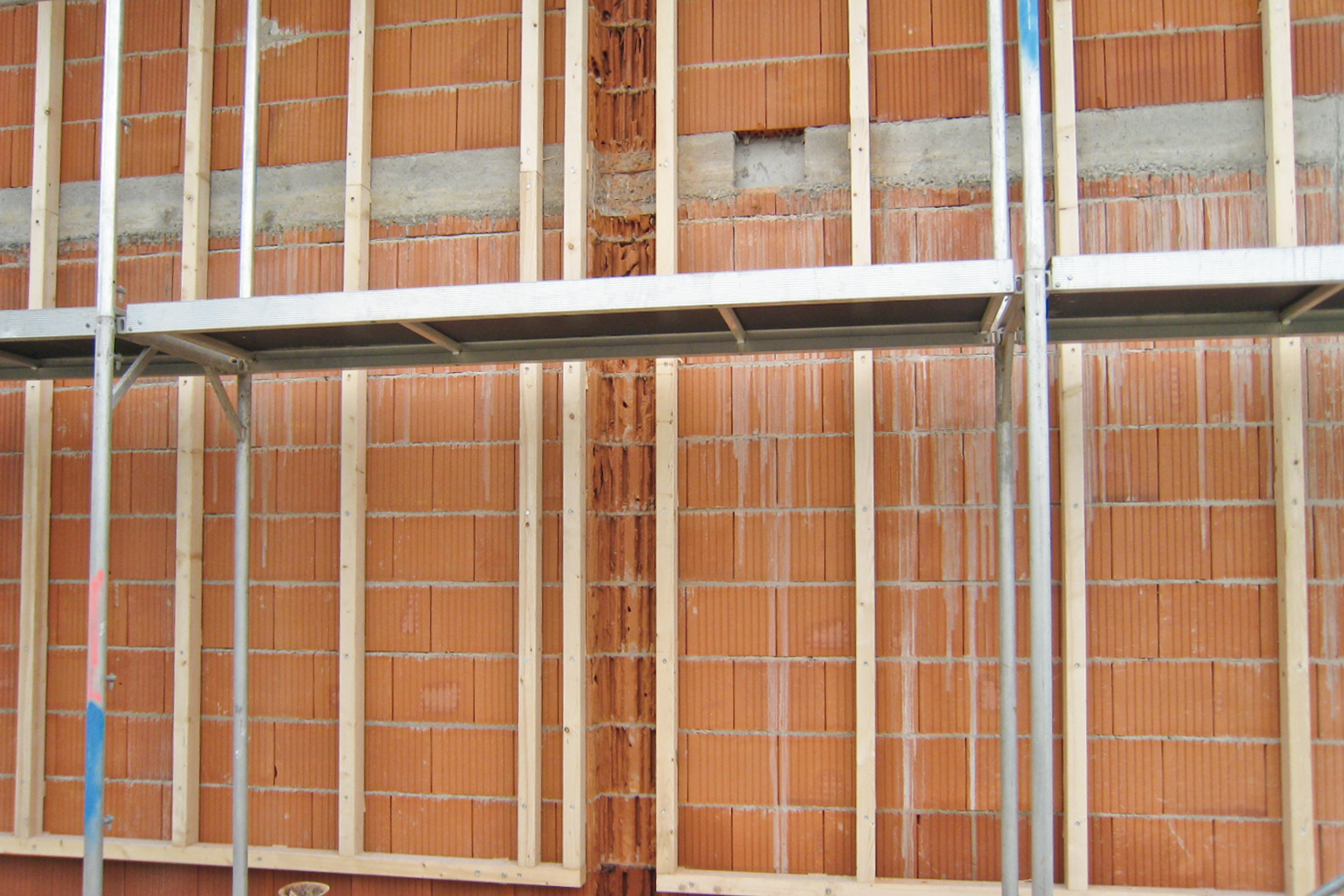 Aplicación del taco multifuncional MFR FB SSKS para fijación de premarcos en pared de ladrillo